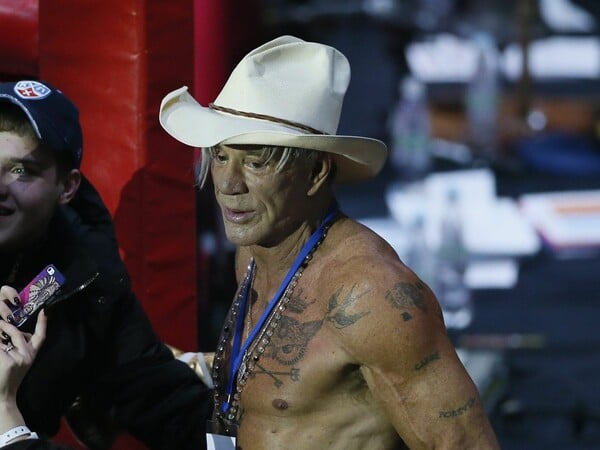 Αγνώριστος ο Μίκι Ρουρκ σε εμφάνιση μετά τα δημοσιεύματα για έξωση από το σπίτι του