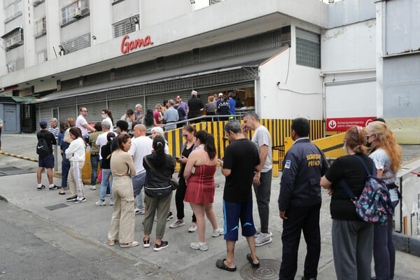 ΒΕΝΕΖΟΥΕΛΑ ΜΑΔΟΥΡΟ ΕΛΛΗΝΕΣ ΚΑΡΑΚΑΣ