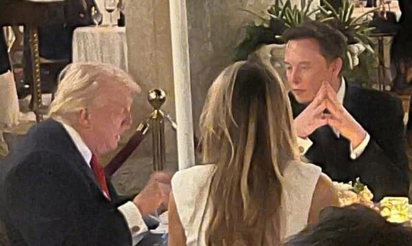 ΜΑΣΚ ΤΡΑΜΠ ΔΕΙΠΝΟ