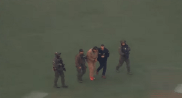 Νικολάς Μαδούρο: Με χειροπέδες και στολή κρατουμένου στον δρόμο για το δικαστήριο της Νέας Υόρκης