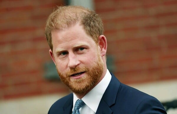 ΠΡΙΓΚΙΠΑΣ ΧΑΡΙ ΒΑΣΙΛΙΑΣ ΚΑΡΟΛΟΣ