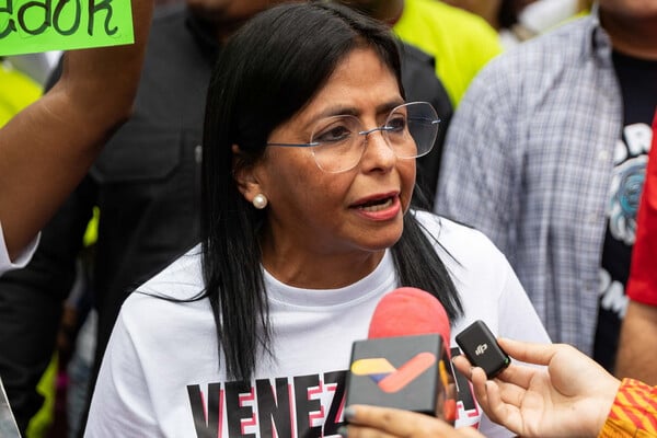 Βενεζουέλα: H υπηρεσιακή πρόεδρος δηλώνει έτοιμη να «συνεργαστεί» με ΗΠΑ μετά τις προειδοποιήσεις για νέες επιθέσεις