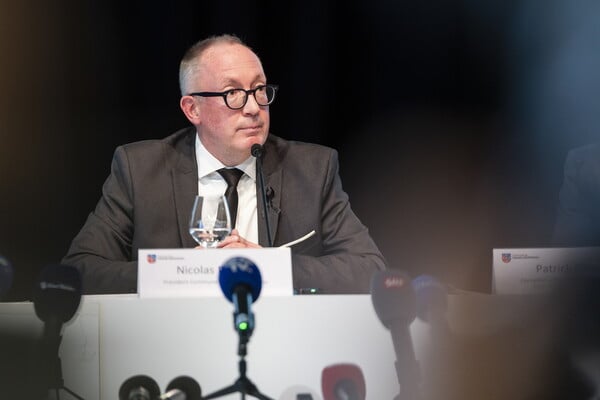 Ελβετία: Ο δήμαρχος του Crans-Montana παραδέχτηκε ότι το μπαρ δεν είχε ελεγχθεί τα τελευταία 5 χρόνια