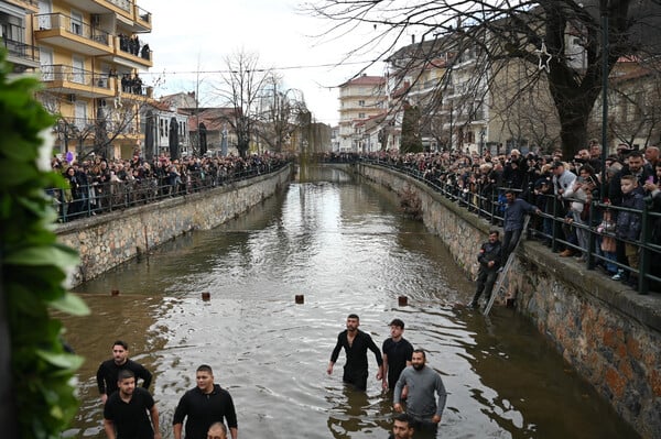 Θεοφάνεια στη Φλώρινα: Πιάστηκαν στα χέρια για τον Τίμιο Σταυρό 