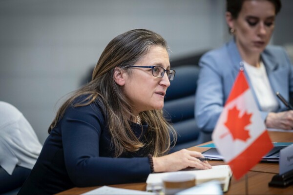 Η πρώην αναπληρώτρια πρωθυπουργός του Καναδά αναλαμβάνει τη θέση της συμβούλου του Ζελένσκι