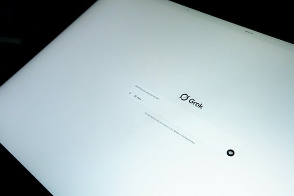 Grok: Συνεχίζεται η δημοσίευση εικόνων γυναικών και παιδιών με «ελάχιστο ρουχισμό» παρά τη δέσμευση για αναστολή λογαριασμών