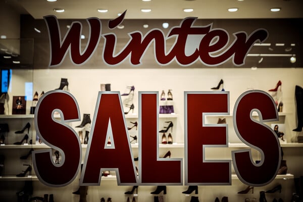 Χειμερινές εκπτώσεις 2026: Πότε ξεκινούν και οι δύο Κυριακές που θα είναι ανοιχτά τα καταστήματα