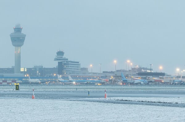 Άμστερνταμ: Το αεροδρόμιο ακύρωσε τουλάχιστον 700 πτήσεις λόγω σφοδρής χιονόπτωσης