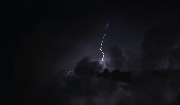 Καιρός: Βαρομετρικό χαμηλό συνοδευόμενο από ψυχρό μέτωπο πλησιάζει τη χώρα - Έρχονται καταιγίδες και χιόνια