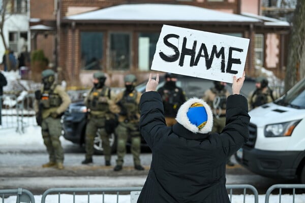 Μινεάπολη: Τι πρέπει να γνωρίζετε για τον θανάσιμο πυροβολισμό μίας γυναίκας από έναν αξιωματικό της ICE