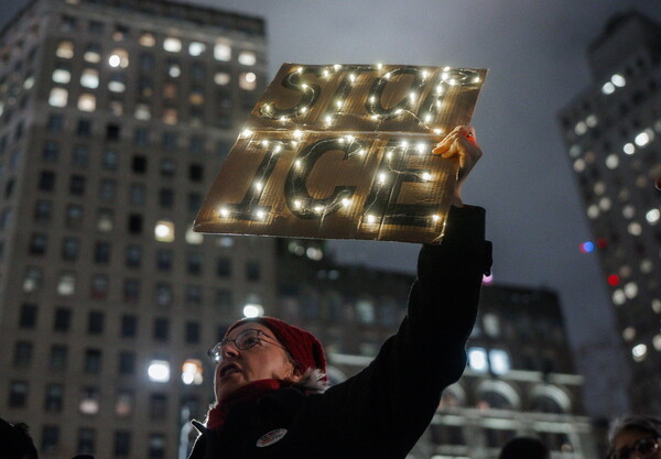 ΗΠΑ: Τι γνωρίζουμε για τον θανάσιμο πυροβολισμό γυναίκας από αξιωματικό της ICE στη Μινεάπολη