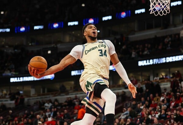 ΓΙΑΝΝΗΣ ΑΝΤΕΤΟΚΟΥΝΜΠΟ ΜΙΛΓΟΥΟΚΙ ΜΠΑΚΣ