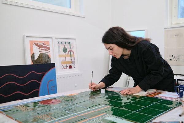 Η Μυρσίνη Αλεξανδρίδη ζωγραφίζει πλακάκια και δημιουργεί έργα τέχνης