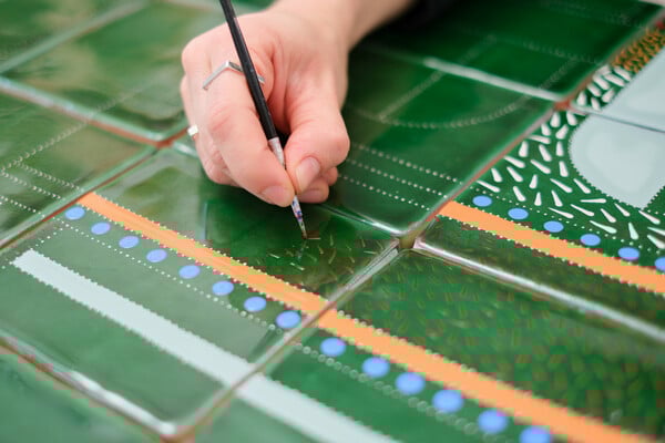 Η Μυρσίνη Αλεξανδρίδη ζωγραφίζει πλακάκια και δημιουργεί έργα τέχνης