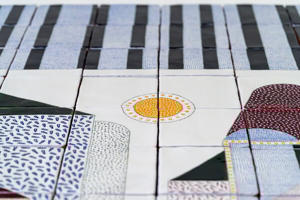 Η Μυρσίνη Αλεξανδρίδη ζωγραφίζει πλακάκια και δημιουργεί έργα τέχνης