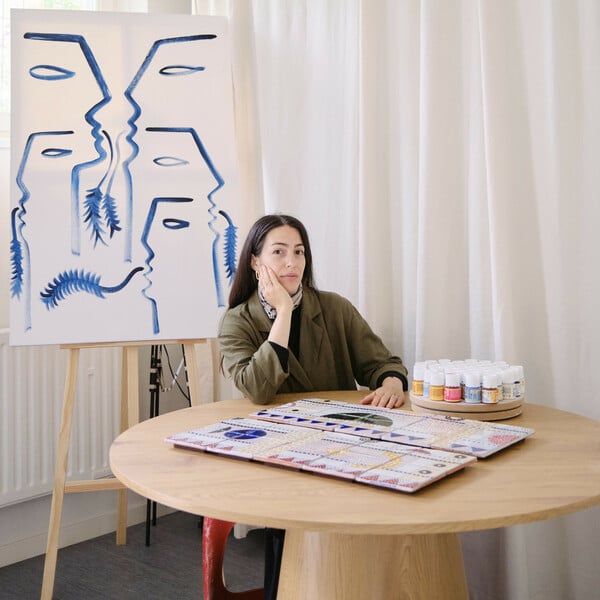 Η Μυρσίνη Αλεξανδρίδη ζωγραφίζει πλακάκια και δημιουργεί έργα τέχνης