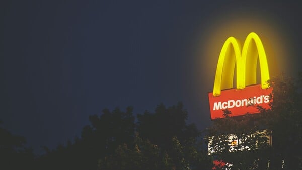 McDonald's: Συνδικάτα κατηγορούν την εταιρεία για «επαναλαμβανόμενη παρενόχληση» σε βάρος «κυρίως έφηβων» εργαζομένων