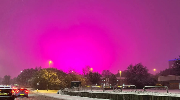 Ηνωμένο Βασίλειο: Εντυπωσιακός ροζ ουρανός κάλυψε το Μπέρμιγχαμ κατά τη διάρκεια καταιγίδας