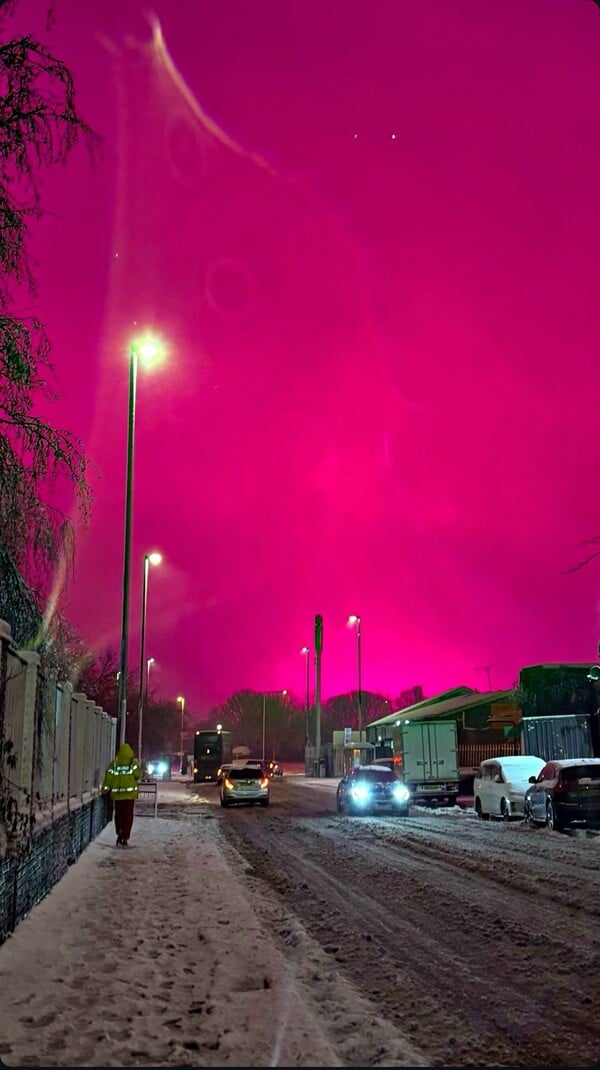 Ηνωμένο Βασίλειο: Εντυπωσιακός ροζ ουρανός κάλυψε το Μπέρμιγχαμ κατά τη διάρκεια καταιγίδας