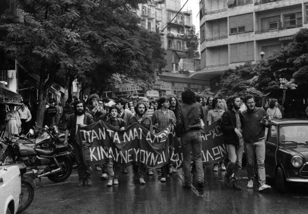 «Έγχρωμη τιβί, ασπρόμαυρη ζωή – φωτογραφικές σημειώσεις από τη δεκαετία του ’80»