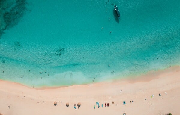 ΣΚ - Το νησί της Καραϊβικής στο οποίο απαγορεύεται η πρόσβαση των ντόπιων στις παραλίες