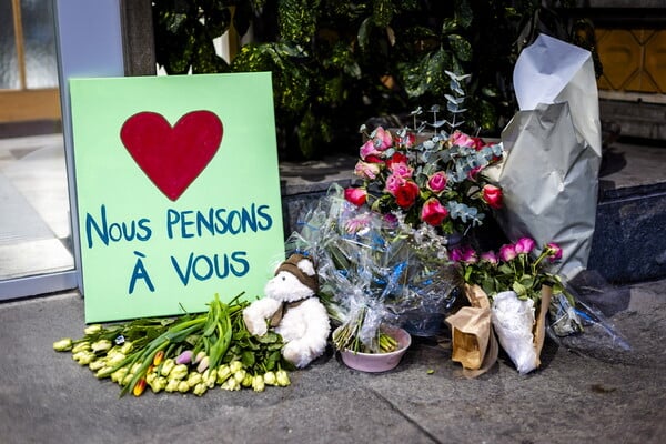 ΕΛΒΕΤΙΑ CRANS MONTANA ΙΔΙΟΚΤΗΤΗΣ ΜΠΑΡ ΦΩΤΙΑ ΠΟΡΤΑ