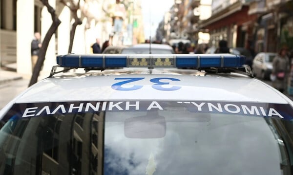 Κολωνός: Δύο εμπρηστικές επιθέσεις με γκαζάκια τα ξημερώματα του Σαββάτου