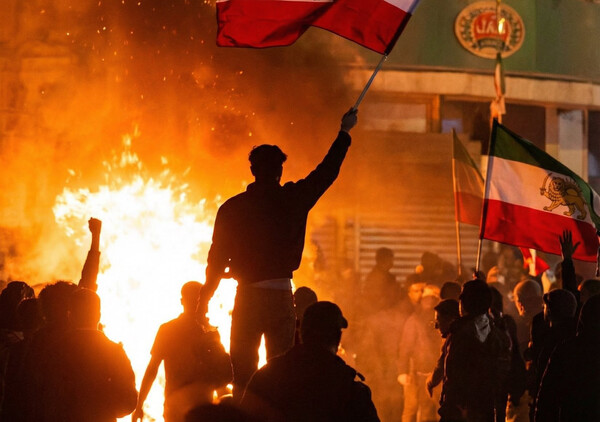 Ιράν: «Θάνατος στον Χαμενεΐ» - Χιλιάδες διαδηλωτές κατέκλυσαν τους δρόμους της Τεχεράνης