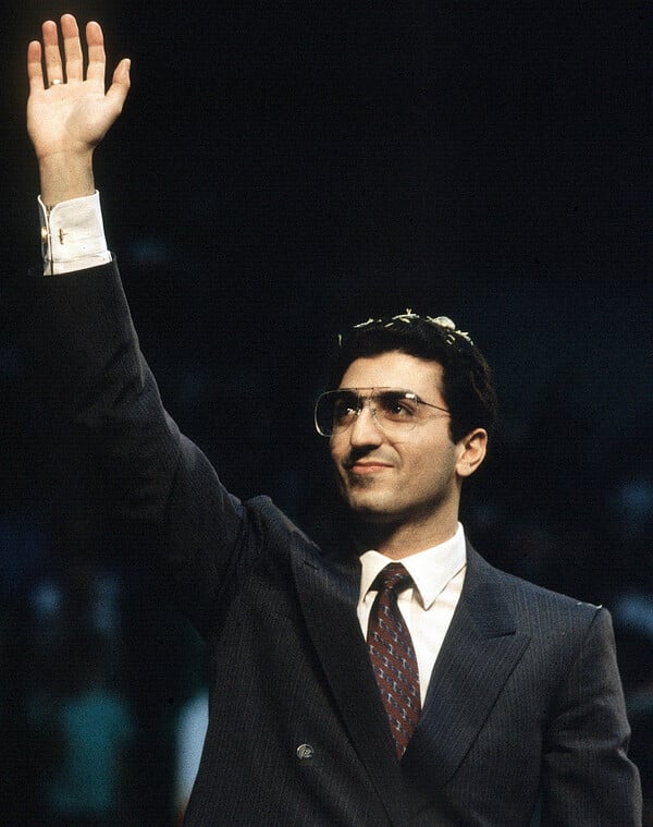 Ιράν: Ποιος είναι ο εξόριστος γιος του σάχη που καλεί τους Ιρανούς στους δρόμους