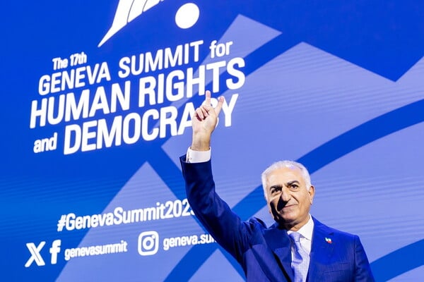 Ιράν: Ποιος είναι ο εξόριστος γιος του σάχη που καλεί τους Ιρανούς στους δρόμους