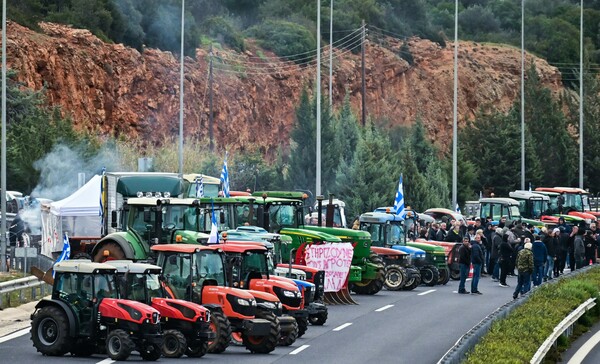 Αγρότες: Δύο επιτροπές στο Μαξίμου την Τρίτη - «Μαλακώνουν» τα μπλόκα ενόψει της συνάντησης