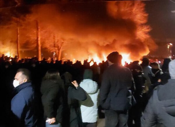 Αψηφούν την καταστολή οι διαδηλωτές στο Ιράν – Σκληρές συγκρούσεις καταγράφονται σε βίντεο