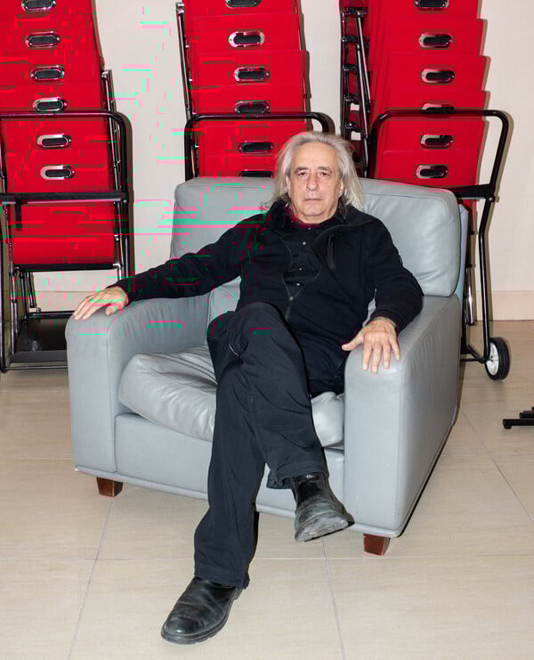 Γιάννης Αγγελάκας: «Έχουμε τσαλαπατήσει το παιδί μέσα μας» 