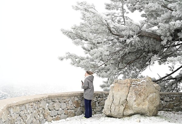 Στα λευκά η Πάρνηθα: Εικόνες από την πρώτη χιονόπτωση της νέας χρονιάς στην Αττική 