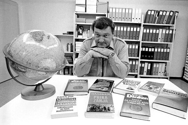 Ο Έριχ φον Ντένικεν, που έκανε μόδα τους «εξωγήινους», πέθανε στα 90 του 