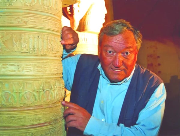 Ο Έριχ φον Ντένικεν, που έκανε μόδα τους «εξωγήινους», πέθανε στα 90 του 