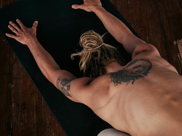 Πώς η γιόγκα μπορεί να βοηθήσει σημαντικά στην απεξάρτηση, σύμφωνα με νέα έρευνα