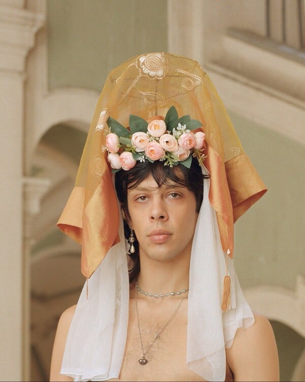 Κράτα με λίγο ακόμη. Κι εγώ θα κρατήσω εσένα/ από τον Πάνο Μιχαήλ