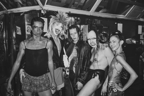 Κράτα με λίγο ακόμη. Κι εγώ θα κρατήσω εσένα/ από τον Πάνο Μιχαήλ