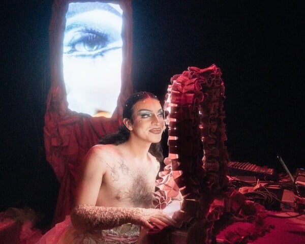 Κράτα με λίγο ακόμη. Κι εγώ θα κρατήσω εσένα/ από τον Πάνο Μιχαήλ