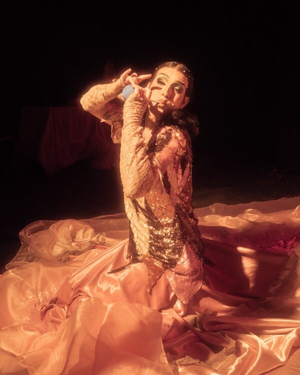 Κράτα με λίγο ακόμη. Κι εγώ θα κρατήσω εσένα/ από τον Πάνο Μιχαήλ