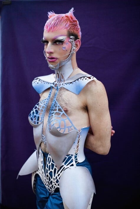 Κράτα με λίγο ακόμη. Κι εγώ θα κρατήσω εσένα/ από τον Πάνο Μιχαήλ