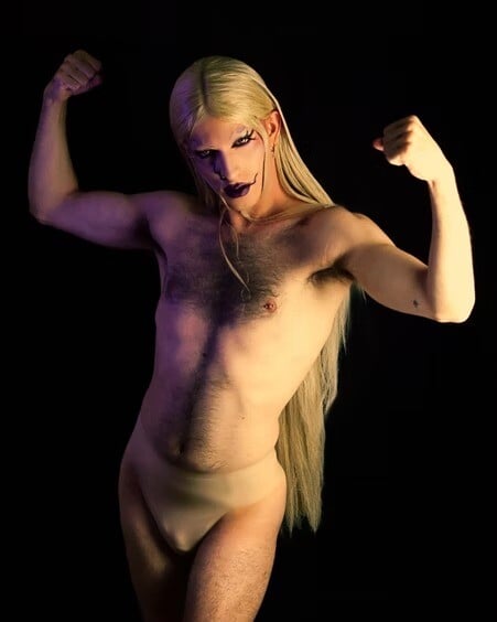 Κράτα με λίγο ακόμη. Κι εγώ θα κρατήσω εσένα/ από τον Πάνο Μιχαήλ