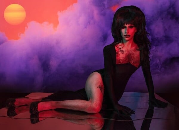 Κράτα με λίγο ακόμη. Κι εγώ θα κρατήσω εσένα/ από τον Πάνο Μιχαήλ