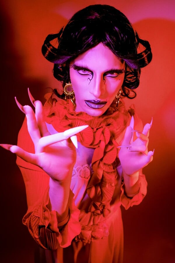 Κράτα με λίγο ακόμη. Κι εγώ θα κρατήσω εσένα/ από τον Πάνο Μιχαήλ