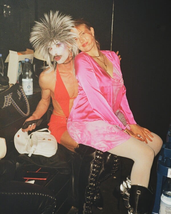 Κράτα με λίγο ακόμη. Κι εγώ θα κρατήσω εσένα/ από τον Πάνο Μιχαήλ