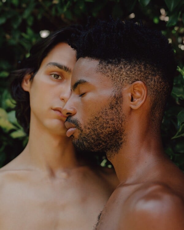 Κράτα με λίγο ακόμη. Κι εγώ θα κρατήσω εσένα/ από τον Πάνο Μιχαήλ