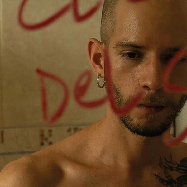 Κράτα με λίγο ακόμη. Κι εγώ θα κρατήσω εσένα/ από τον Πάνο Μιχαήλ