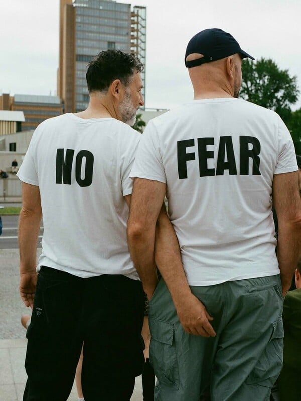 Κράτα με λίγο ακόμη. Κι εγώ θα κρατήσω εσένα/ από τον Πάνο Μιχαήλ