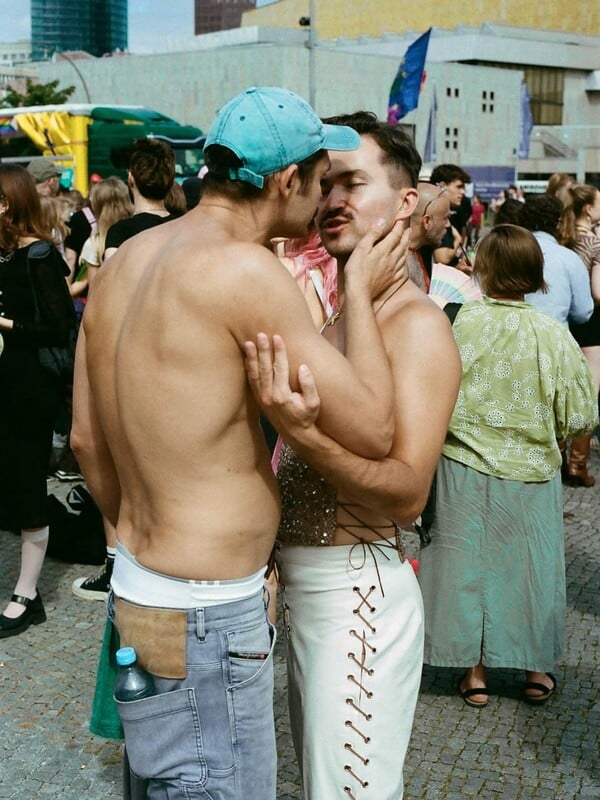 Κράτα με λίγο ακόμη. Κι εγώ θα κρατήσω εσένα/ από τον Πάνο Μιχαήλ